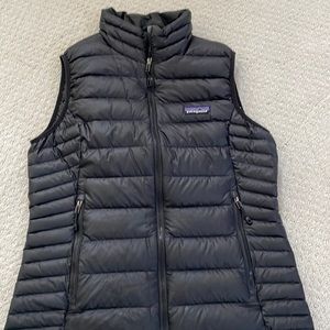Patagonia down vest, 3 pockets very good condition. Size S